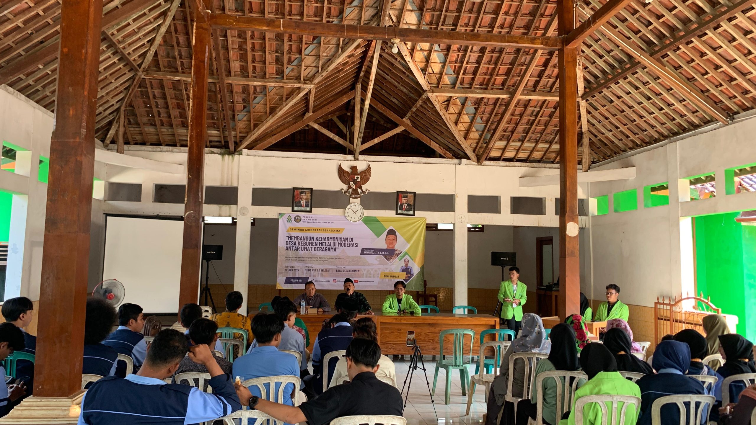 Winarto, one of the lecturers at UIN Walisongo Semarang as a resource person when delivering material at the Religious Moderation seminar held at the Kebumen Village Hall, Saturday (7/27/2024). (doc. KKN MB Posko 57 UIN Walisongo Semarang)