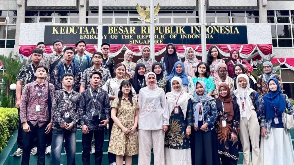 The SMI Youth Exchange 2025 delegation during an official visit to the Indonesian Embassy to learn about Indonesia's diplomatic role abroad. (doc. SMI Youth Exchange)