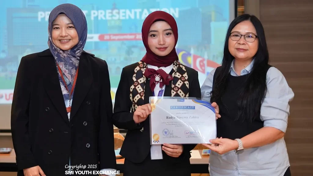 Photo with Mrs. Siti Nur Azizah (Founder of the Semangat Muda Indonesia Foundation) and Mrs. Friny Napasti, M.Pd (Principal of the Indonesian School in Kuala Lumpur_SIKL) during the project presentation session. (doc. SMI Youth Exchange)