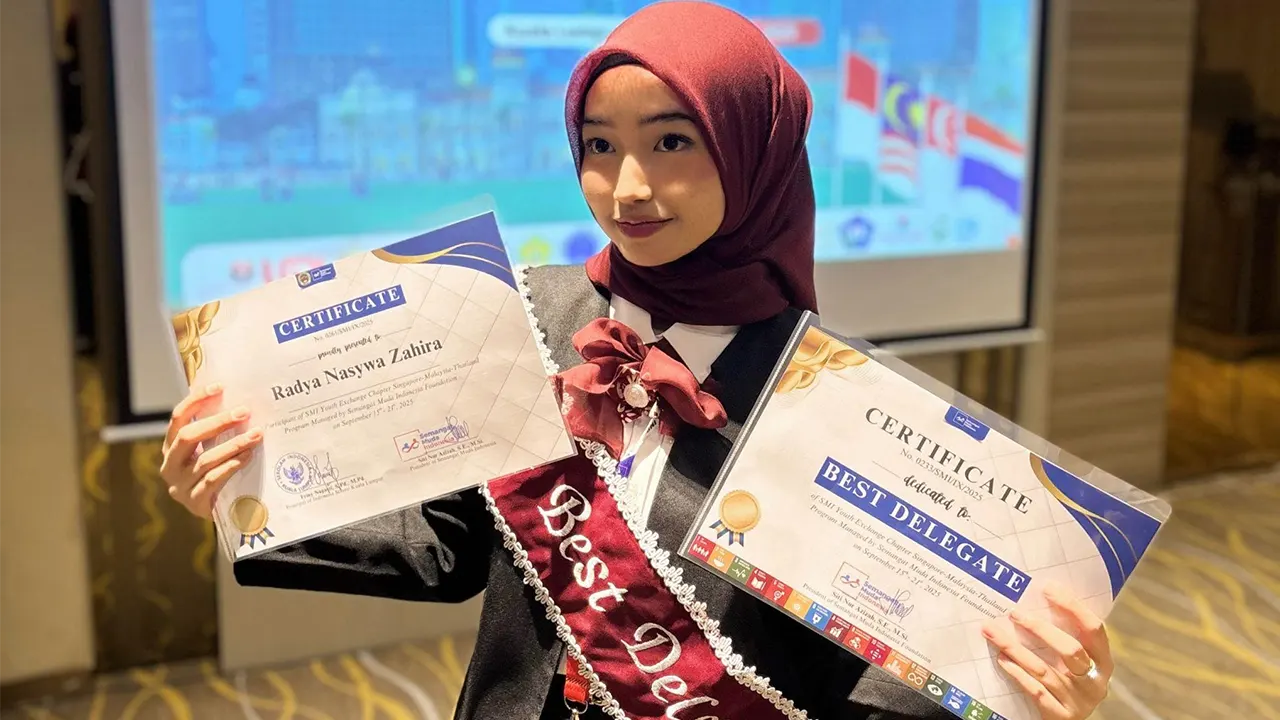 Radya Nasywa Zahira, a student at the Faculty of Psychology, Gadjah Mada University, shows her certificate of appreciation after being selected as a fully funded delegate in the SMI Youth Exchange 2025 program in Singapore, Malaysia, and Thailand. At the event, Radya also won the Best Delegate nomination. (doc. SMI Youth Exchange)
