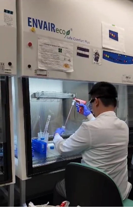 Indonesian scientist Dr. Tungki Pratama Umar conducts laboratory research. His impactful studies have earned him recognition in Stanford University’s World’s Top 2% Scientists 2025 list for Clinical Medicine.